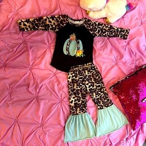 Boutique bell bottom set 🥰